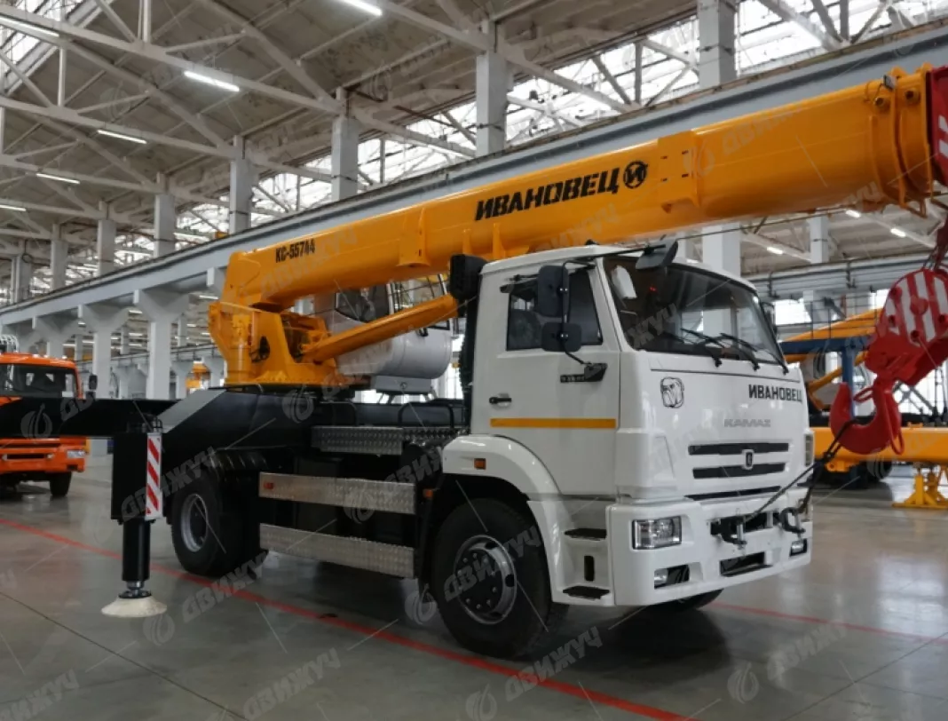 Автокран Ивановец КС-55744 на шасси КАМАЗ-53605