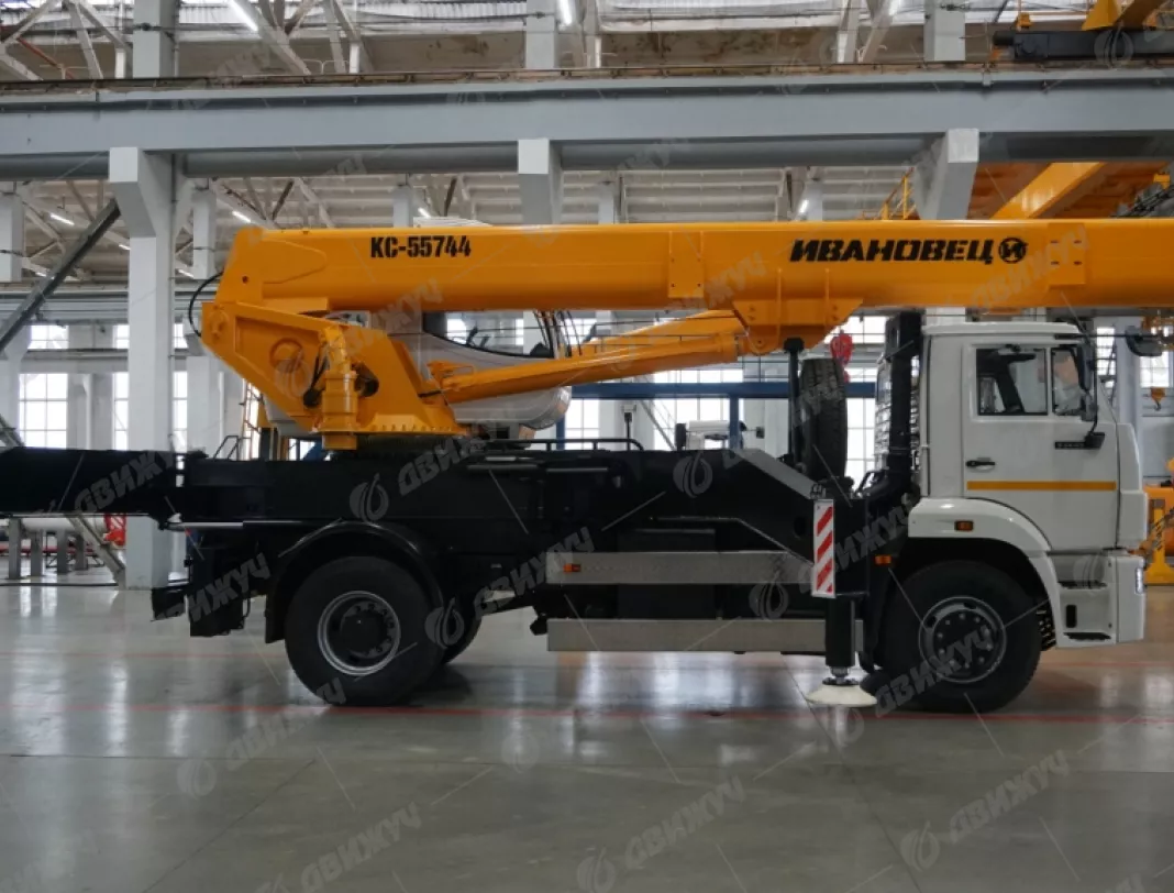 Автокран Ивановец КС-55744 на шасси КАМАЗ-53605