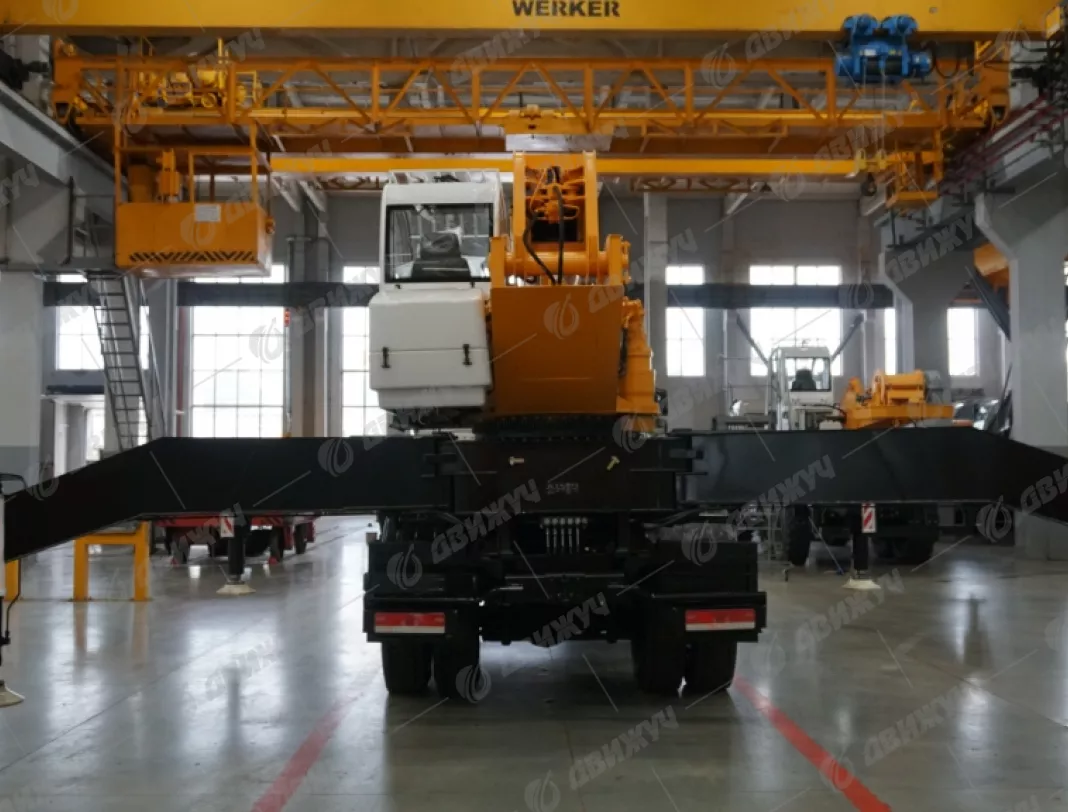Автокран Ивановец КС-55744 на шасси КАМАЗ-53605