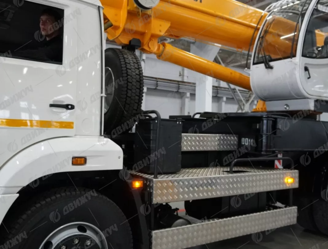 Автокран Ивановец КС-55744 на шасси КАМАЗ-53605