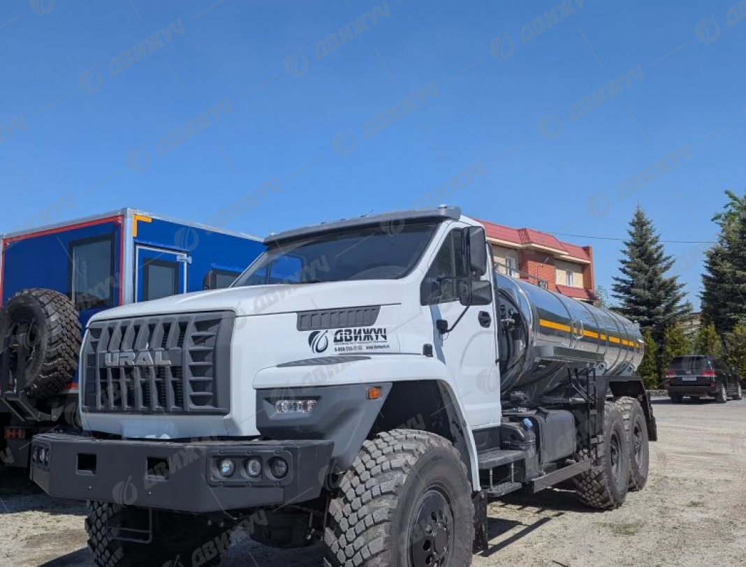Водовоз АЦПТ-9,5 на шасси Урал NEXT 4320-72Е5 (наружная обшивка цистерны из нержавеющей стали)