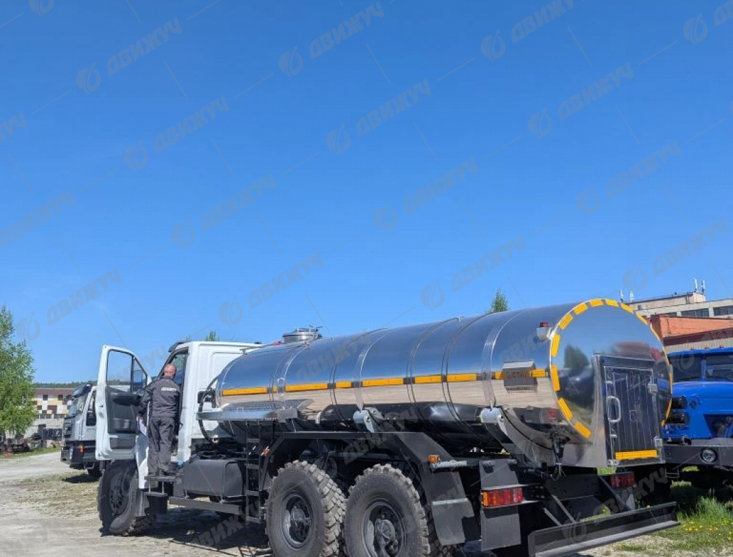 Водовоз АЦПТ-9,5 на шасси Урал NEXT 4320-72Е5 (наружная обшивка цистерны из нержавеющей стали)