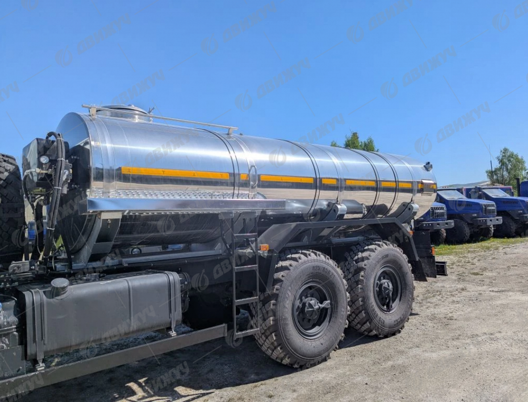 Водовоз АЦПТ-9,5 на шасси Урал NEXT 4320-72Е5 (наружная обшивка цистерны из нержавеющей стали)