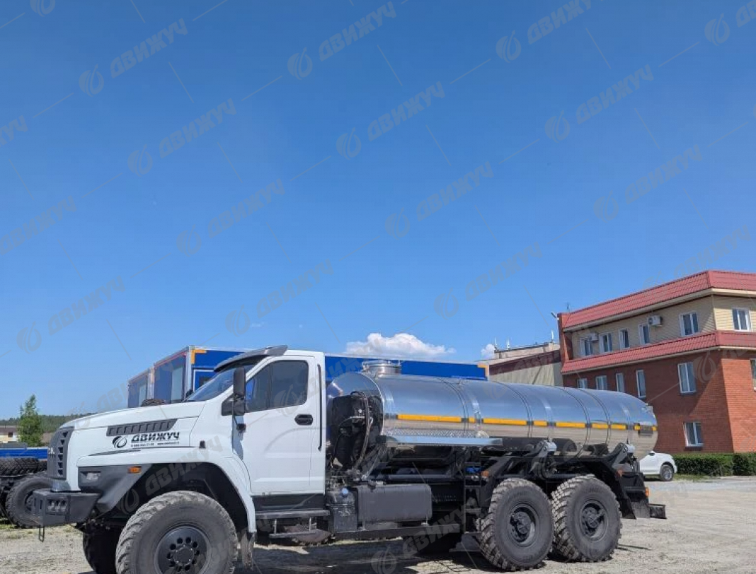 Водовоз АЦПТ-9,5 на шасси Урал NEXT 4320-72Е5 (наружная обшивка цистерны из нержавеющей стали)