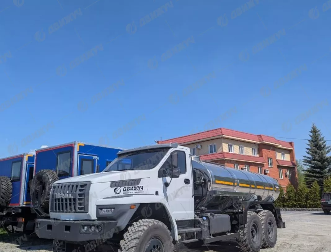 Водовоз АЦПТ-9,5 на шасси Урал NEXT 4320-72Е5 (наружная обшивка цистерны из нержавеющей стали)
