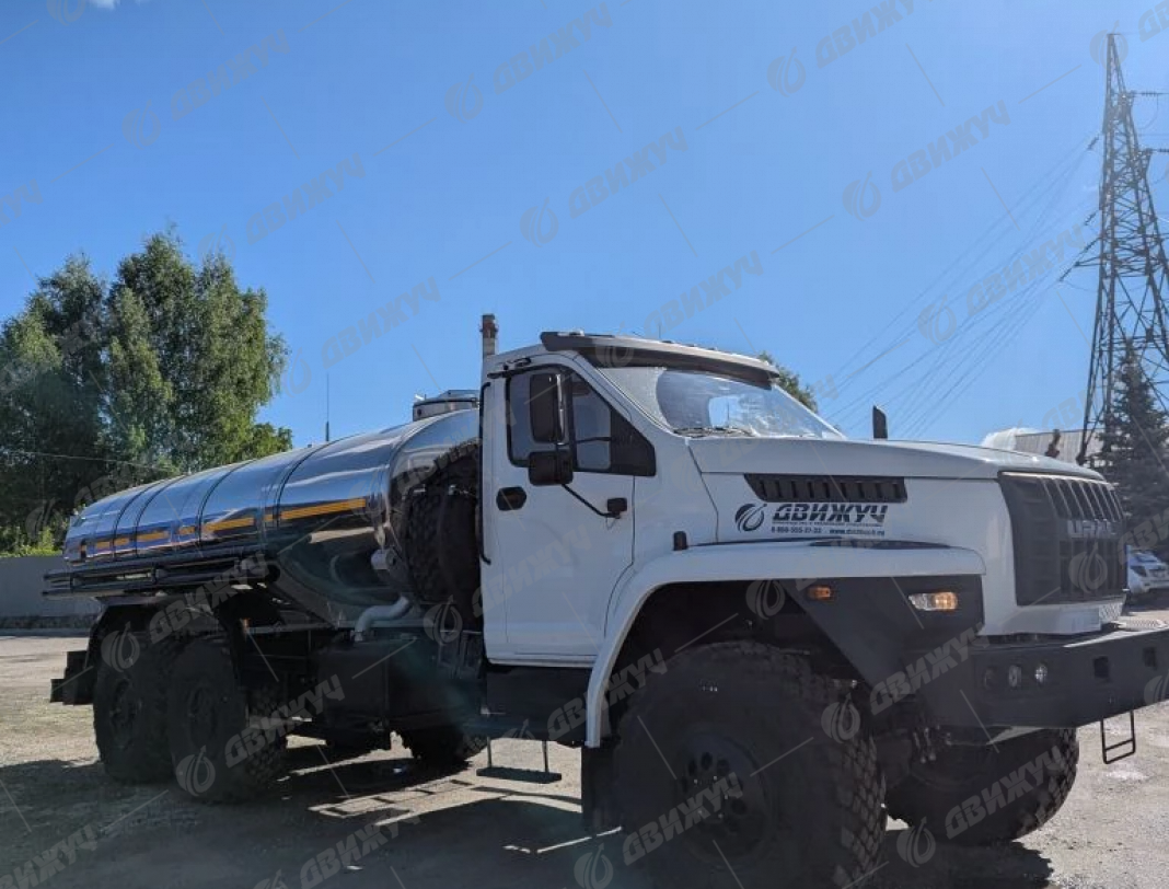 Водовоз АЦПТ-9,5 на шасси Урал NEXT 4320-72Е5 (наружная обшивка цистерны из нержавеющей стали)