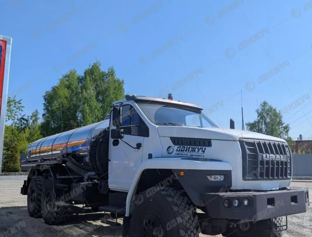 Водовоз АЦПТ-9,5 на шасси Урал NEXT 4320-72Е5 (наружная обшивка цистерны из нержавеющей стали)
