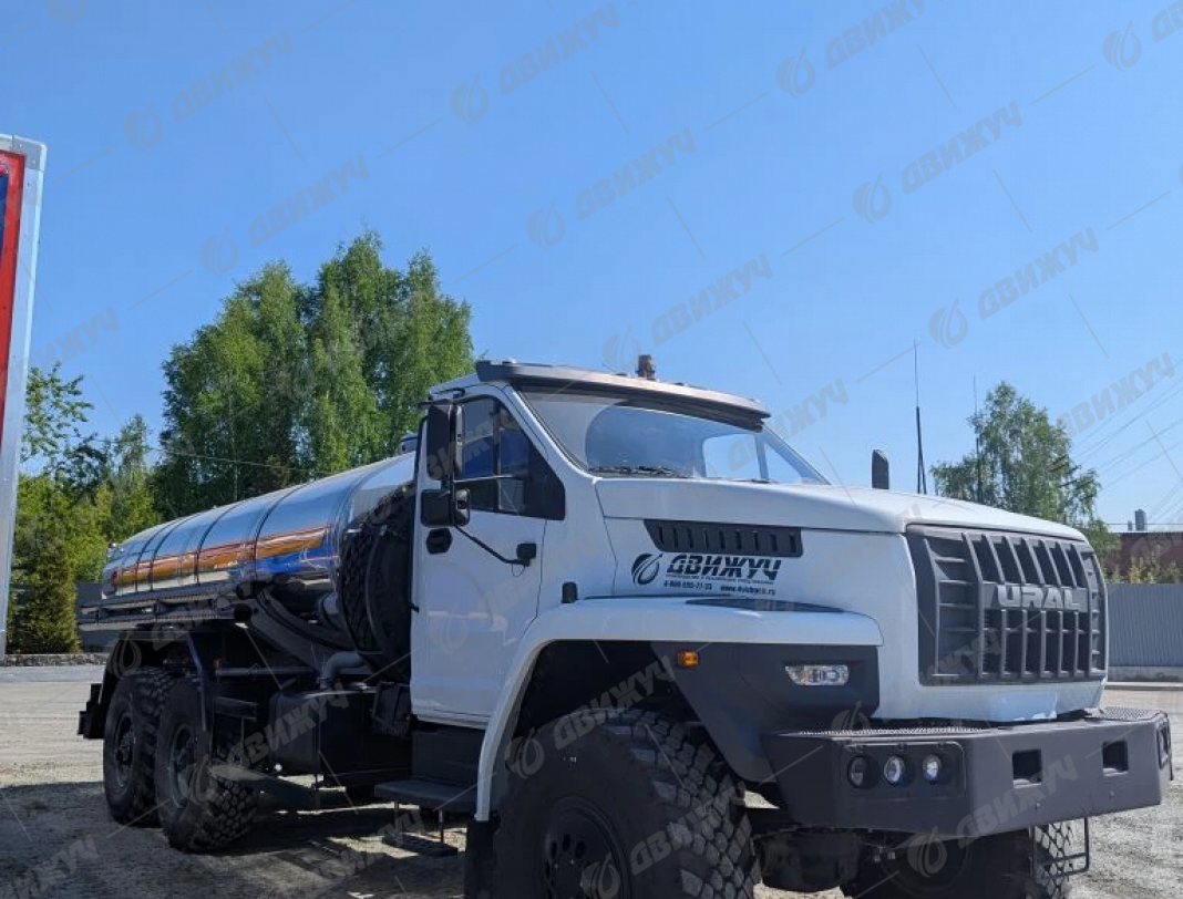 Водовоз АЦПТ-9,5 на шасси Урал NEXT 4320-72Е5 (наружная обшивка цистерны из нержавеющей стали)