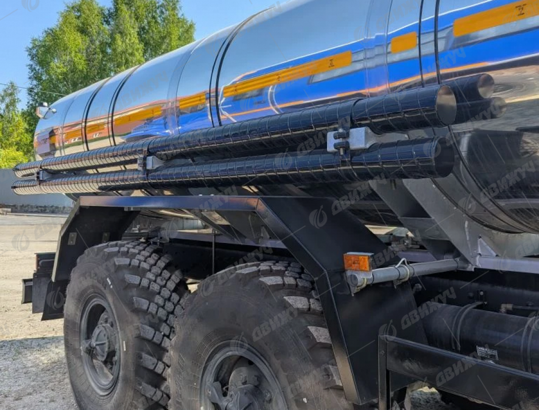 Водовоз АЦПТ-9,5 на шасси Урал NEXT 4320-72Е5 (наружная обшивка цистерны из нержавеющей стали)