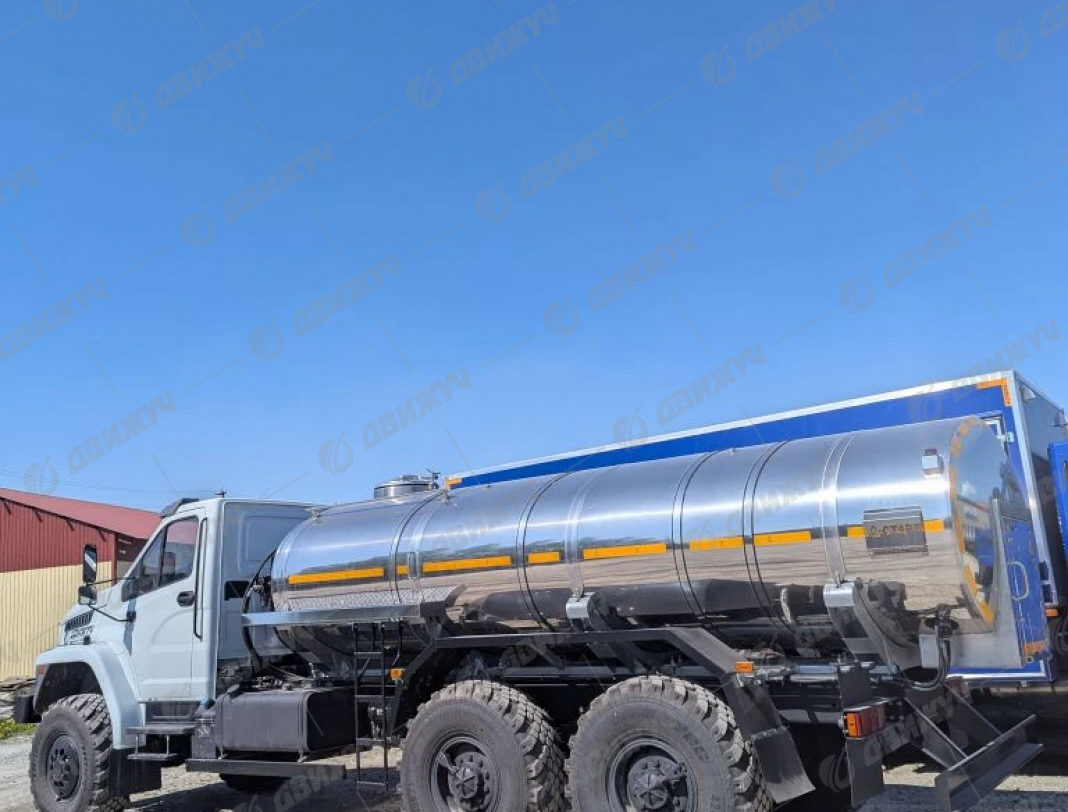 Водовоз АЦПТ-9,5 на шасси Урал NEXT 4320-72Е5 (наружная обшивка цистерны из нержавеющей стали)