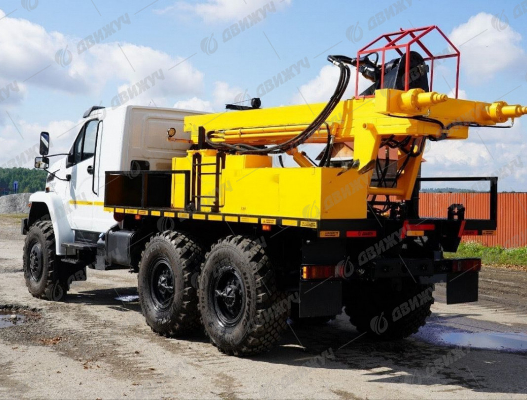 Буровая установка АЗА-3М на шасси Урал NEXT 5557-72 со спальным местом
