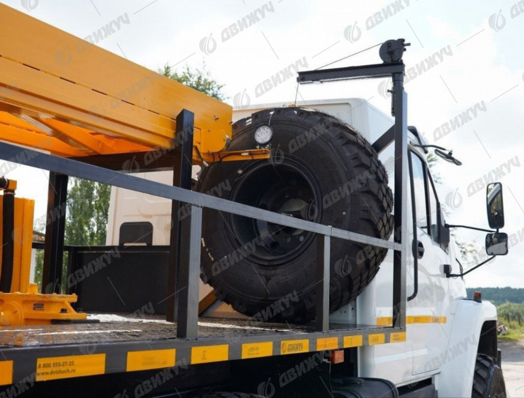 Буровая установка АЗА-3М на шасси Урал NEXT 5557-72 со спальным местом