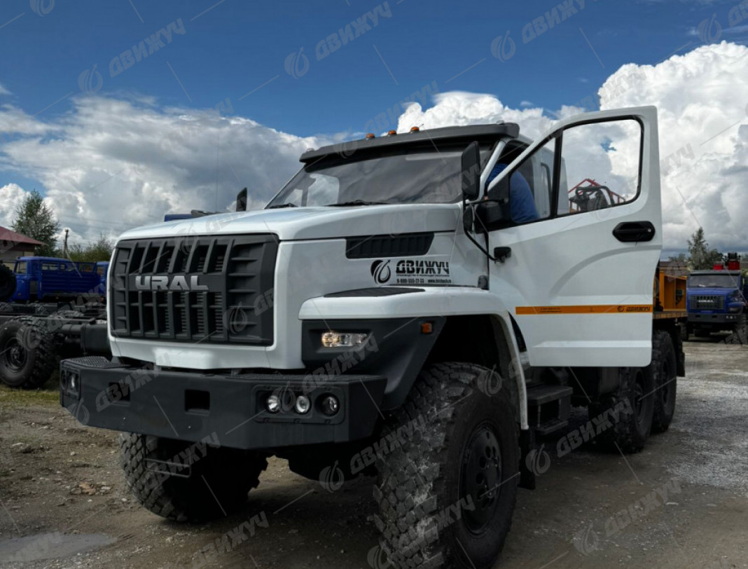 Буровая установка АЗА-3М на шасси Урал NEXT 5557-72 со спальным местом