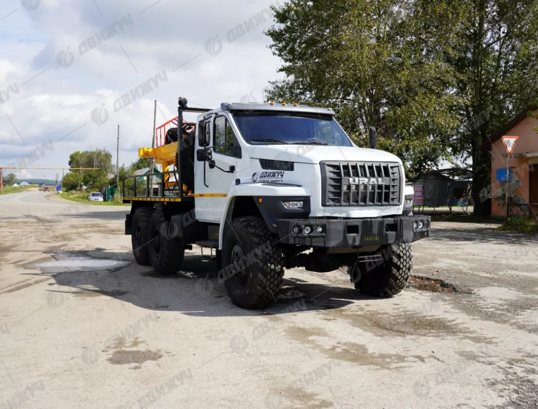 Буровая установка АЗА-3М на шасси Урал NEXT 5557-72 со спальным местом