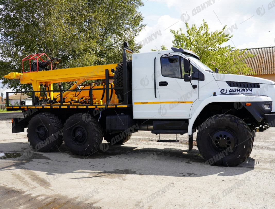 Буровая установка АЗА-3М на шасси Урал NEXT 5557-72 со спальным местом