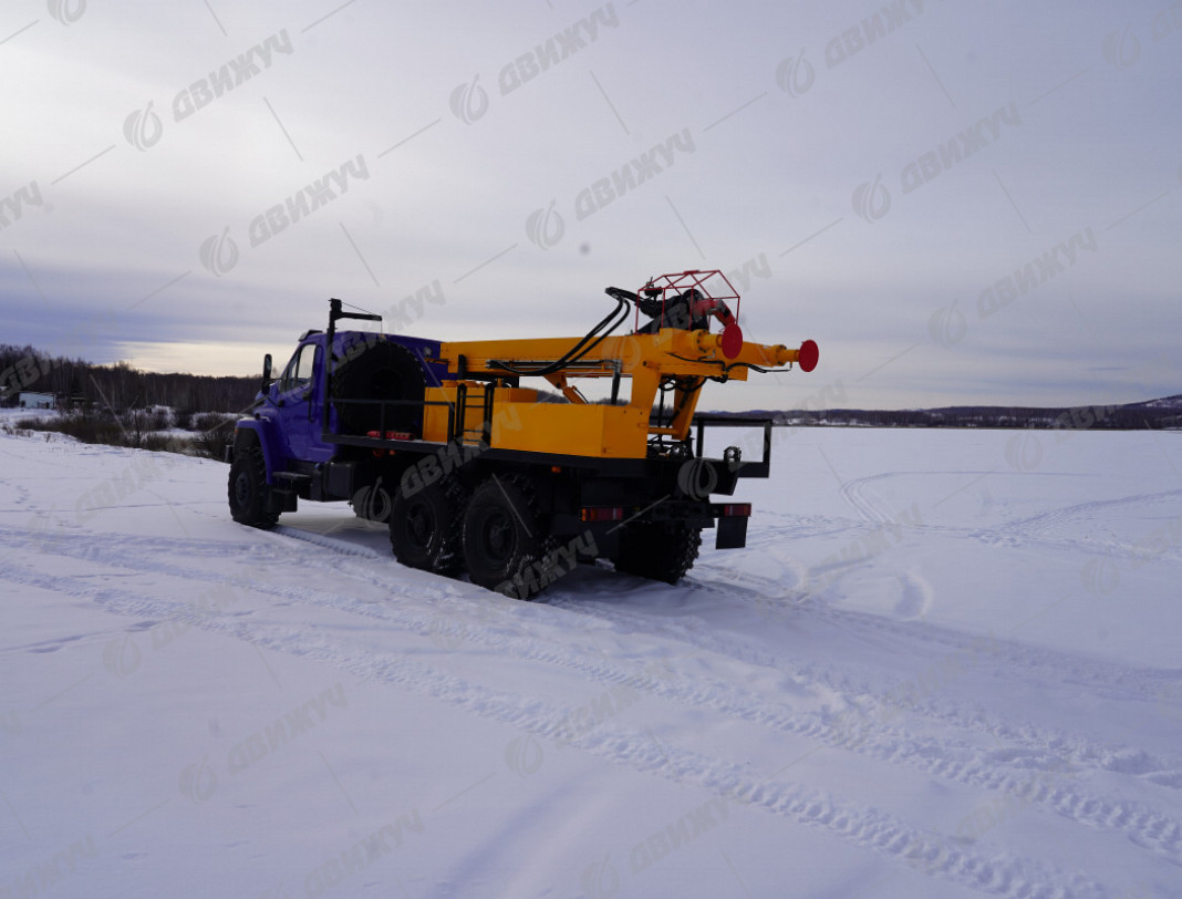 Буровая установка АЗА на шасси Урал NEXT 5557-72 со спальным местом