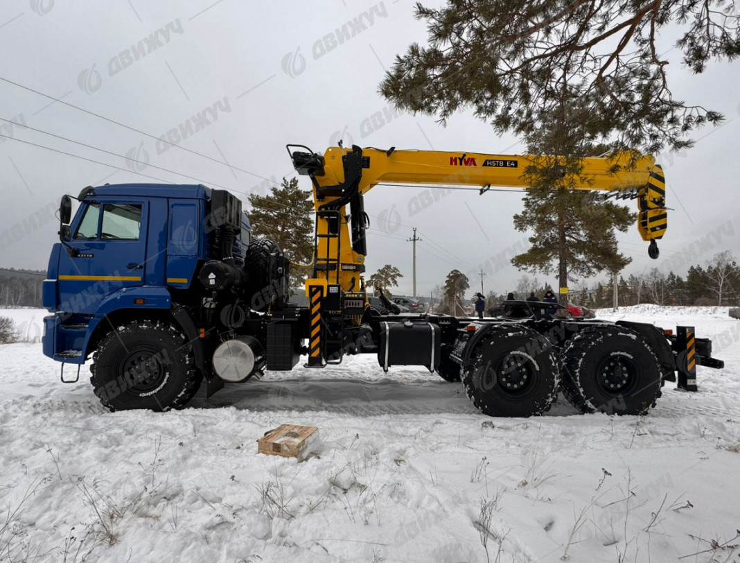 Седельный тягач КАМАЗ 43118-3090-76 (RR) с КМУ HYVA HST8E4