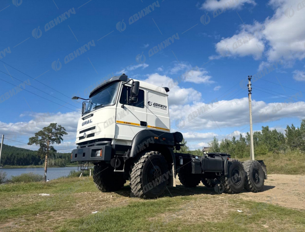 Седельный тягач Урал 44202-3511-82 (обновленная кабина)