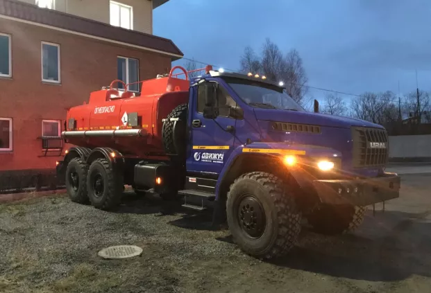 Бензовоз АЦ-10 на шасси Урал Next