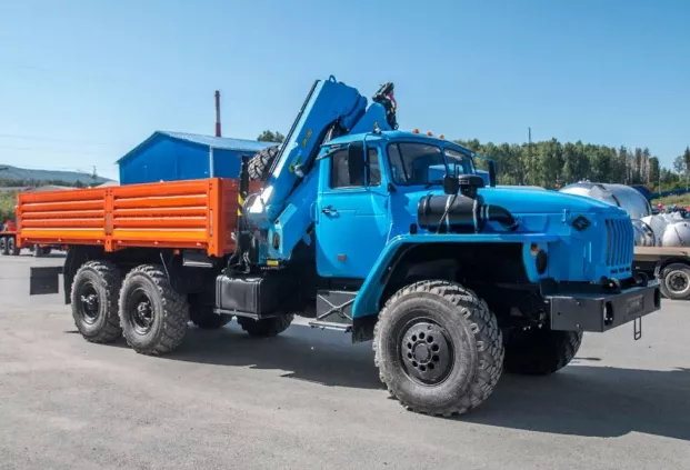 Бортовой Урал 4320 (капотный) с КМУ  ИМ-95
