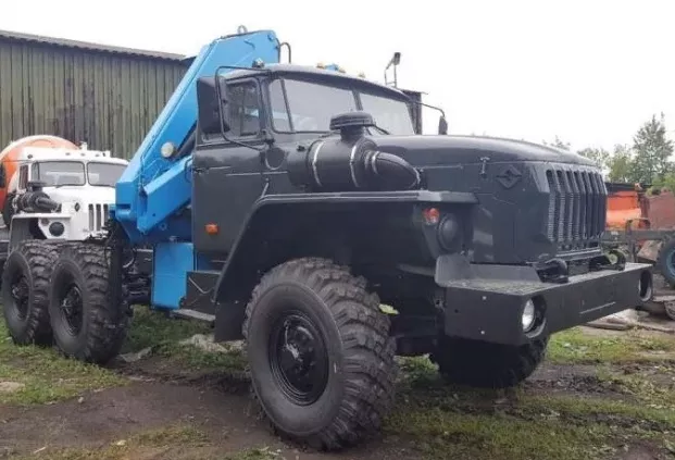 Седельный тягач Урал 5557-60 с КМУ ИМ-95