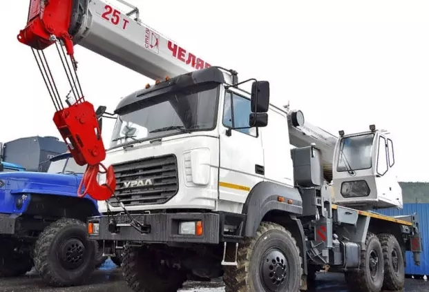 Автокран Челябинец КС-55732 на шасси Урал 5557-80 (бескапотный)