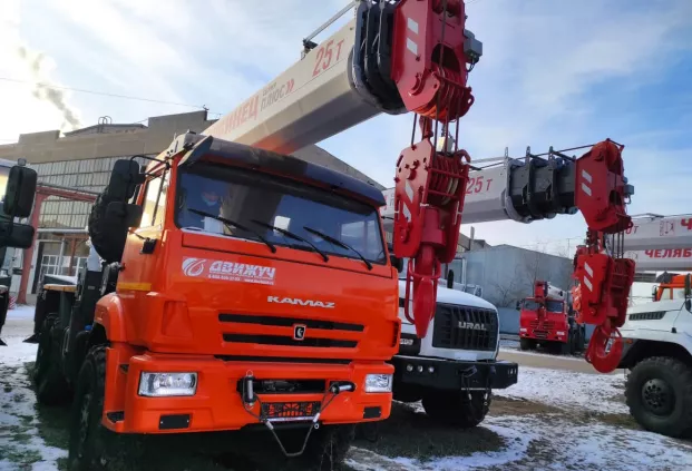 Автокран Челябинец КС-55732-28 на шасси КАМАЗ 43118-50 