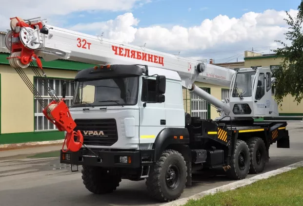 Автокран Челябинец КС-55733-26 на шасси Урал 5557 (бескапотное) 