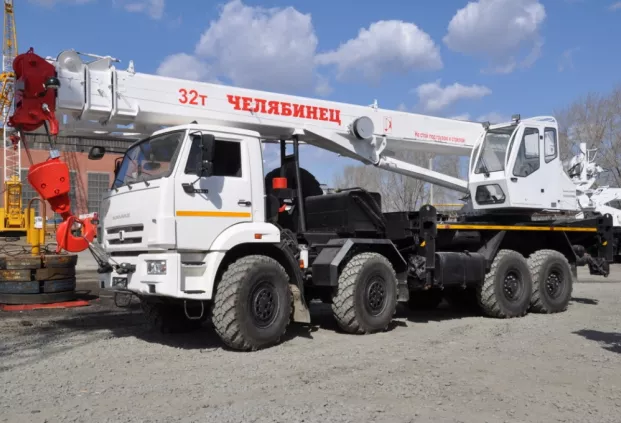 Автокран Челябинец КС-55733-33 на шасси КАМАЗ 63501 (8х8)