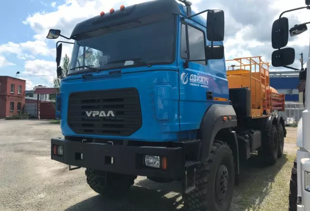 Агрегат кислотной обработки скважин СИН-32 на шасси УРАЛ 4320-82 бескапотный (50 Мпа, диаметр плунжера 100 )