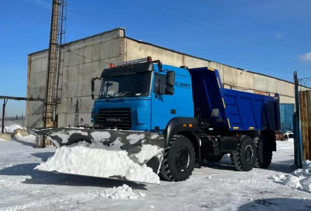 Самосвал Урал 55571-3121-80 с передним клиновидным отвалом