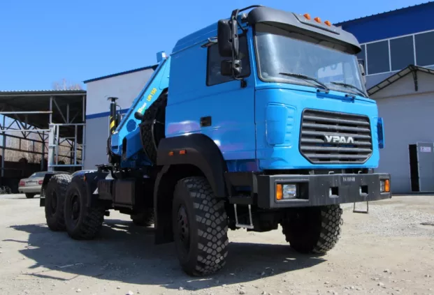 Седельный тягач Урал 44202-82 (бескапотный) с КМУ ИМ-240