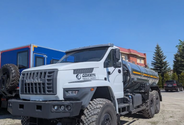 Водовоз АЦПТ-9,5 на шасси Урал NEXT 4320-72Е5 (наружная обшивка цистерны из нержавеющей стали)