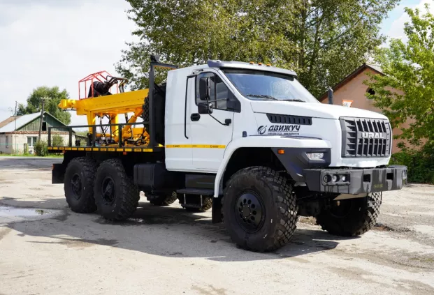 Буровая установка АЗА-3М на шасси Урал NEXT 5557-72 со спальным местом