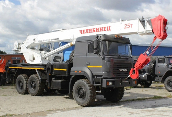 Автокран Челябинец КС-55732-28 на шасси Урал 5557-80 (бескапотный)