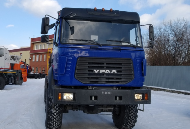 Агрегат кислотной обработки скважин СИН-32 на шасси УРАЛ 4320-80 бескапотный (50 Мпа, диаметр плунжера 100 )