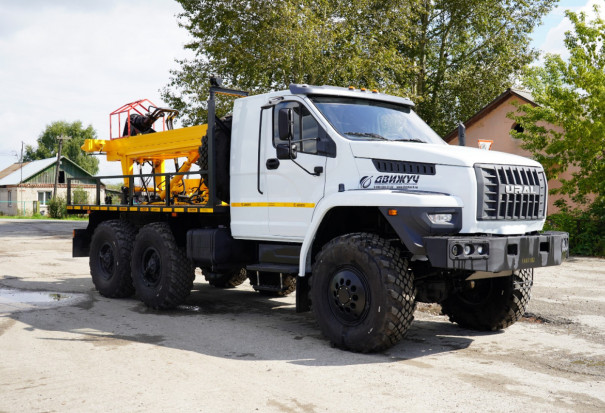 Буровая установка АЗА-3М на шасси Урал NEXT 5557-72 со спальным местом