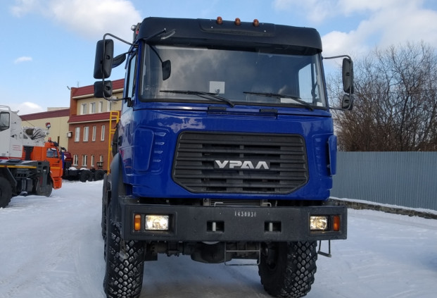 Агрегат кислотной обработки скважин СИН-32 на шасси УРАЛ 4320-80 бескапотный (50 Мпа, диаметр плунжера 100 )