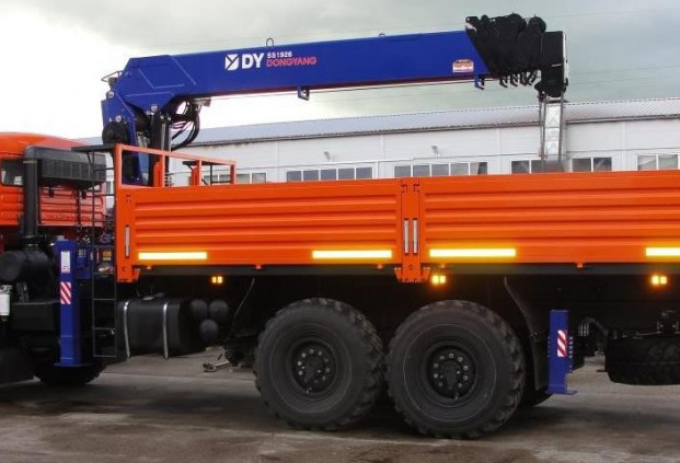 Бортовой автомобиль КАМАЗ-43118-50 с КМУ Dong YANG 1956 (тросовый)